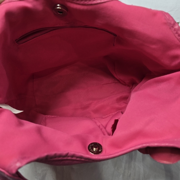 Pink hobo-style shoulder bag made of synthetic leather featuring a large flower - Picture 4 of 5